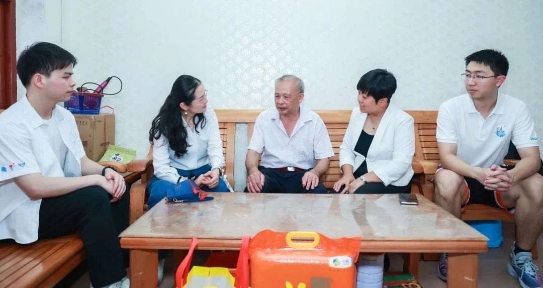 张贤涛(左一)作为学生代表 与学院老师一同慰问退伍军人