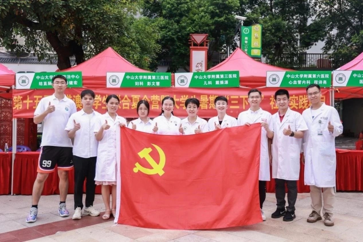 张贤涛(左二)参与“三下乡”社会实践 乳源瑶族自治县义诊活动